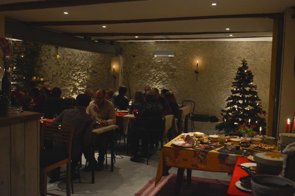 Chez Les Amis Otel Saint-Nazaire-de-Ladarez Dış mekan fotoğraf