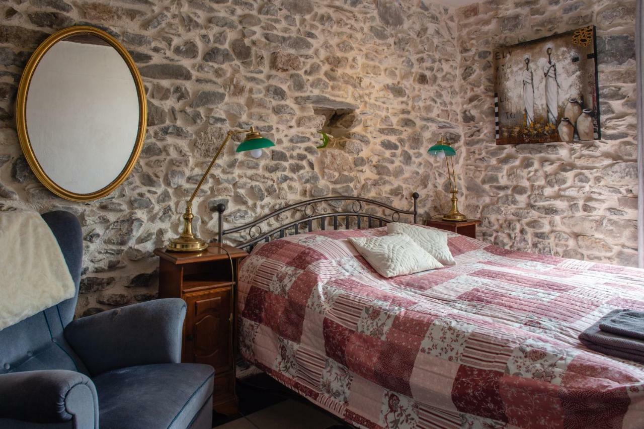 Chez Les Amis Otel Saint-Nazaire-de-Ladarez Dış mekan fotoğraf