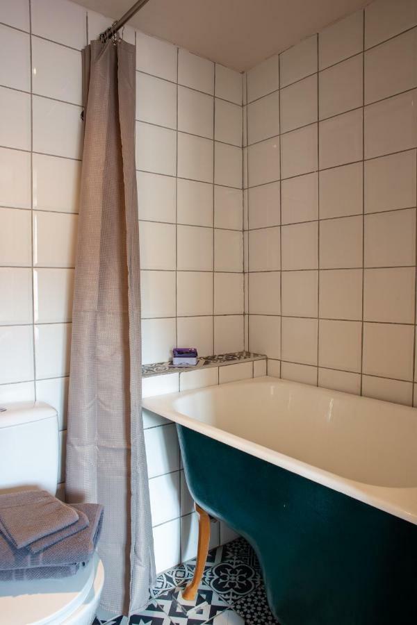 Chez Les Amis Otel Saint-Nazaire-de-Ladarez Dış mekan fotoğraf