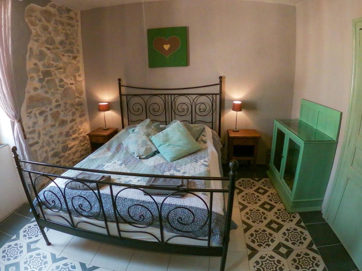 Chez Les Amis Otel Saint-Nazaire-de-Ladarez Dış mekan fotoğraf